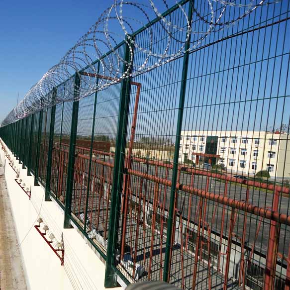 監(jiān)獄鐵絲網 菱形焊接刀片刺網 金屬鐵絲防爬護欄圖片1