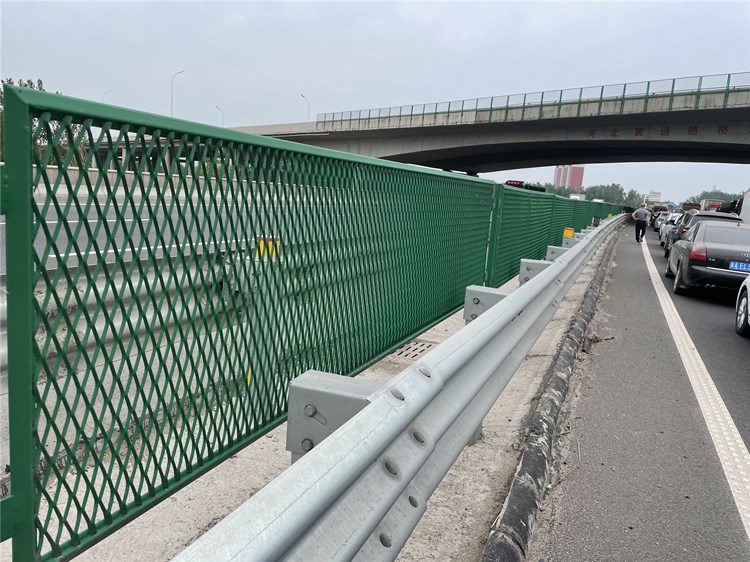 浸塑隔離防護網(wǎng)圖片1