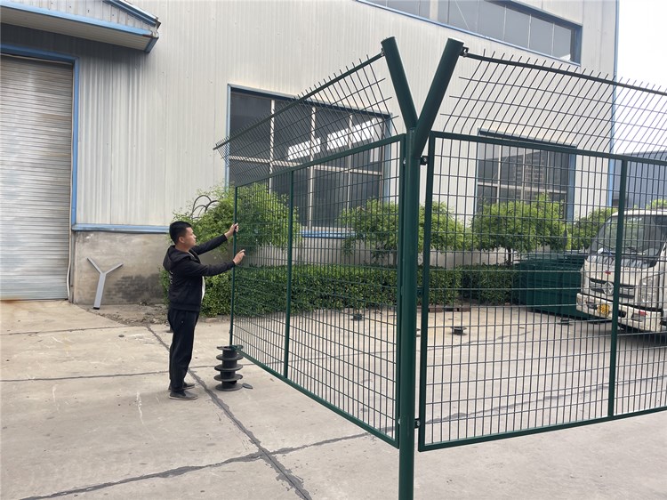 浸塑隔離防護網(wǎng)圖片4