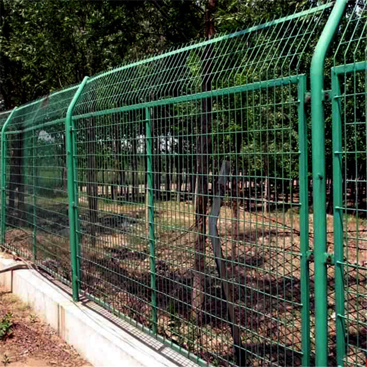 工業(yè)園區(qū)護欄網圖片3