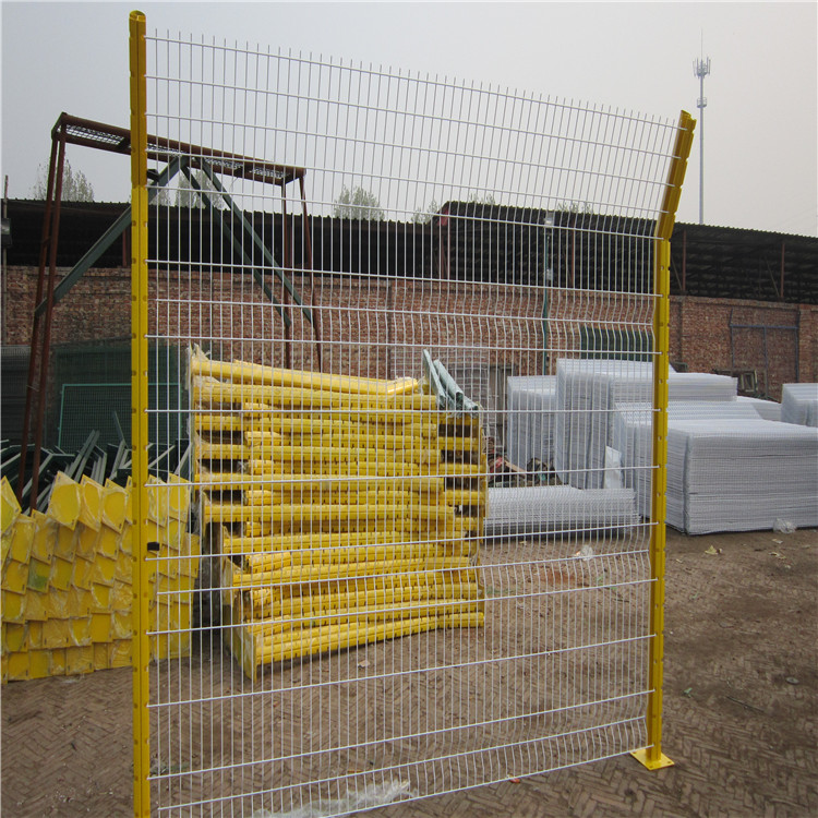 浸塑三角折彎護欄網